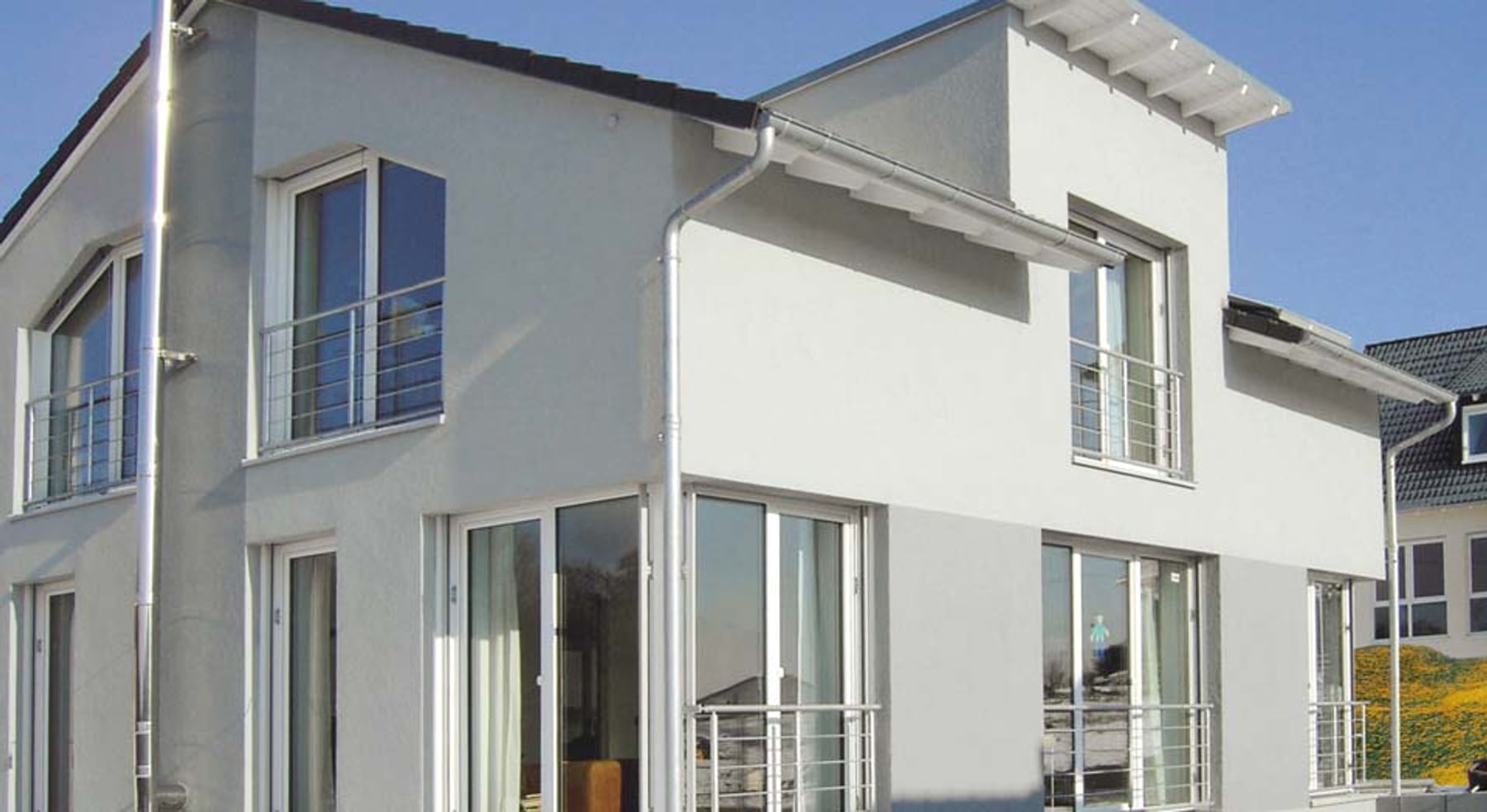 Modernes weißes Wohnhaus – Fassadenarbeit Malerbetrieb Pagel