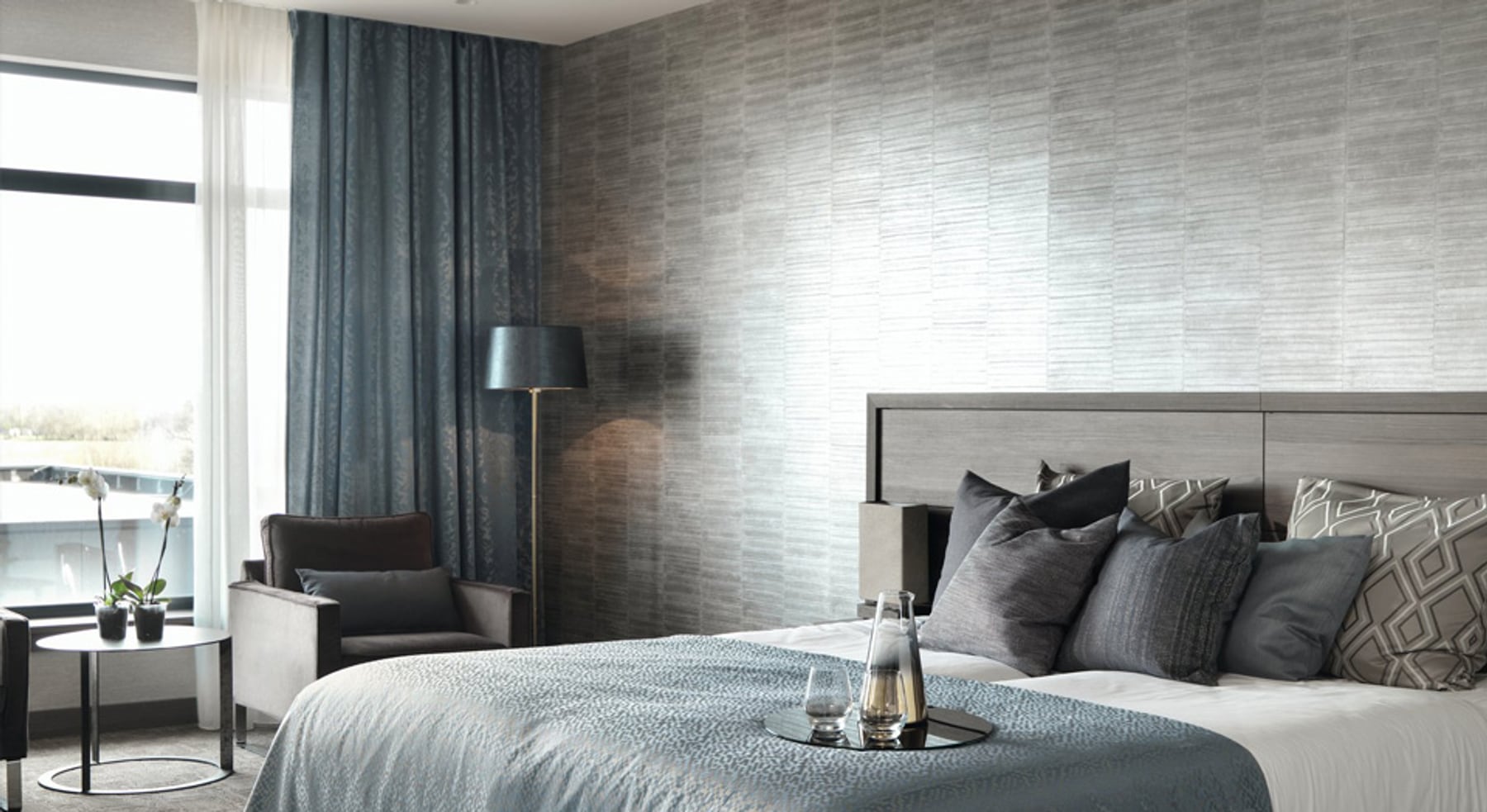 Schlafzimmer mit neuer Tapete – Innenarbeit Malerbetrieb Pagel